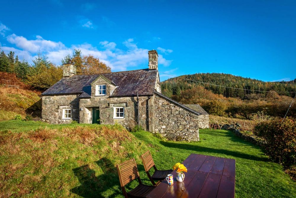 TWO BEDROOM HOLIDAY COTTAGE IN THE MOUNTAINS ABOVE DOLGELLAU | TYN-SIMDDE
