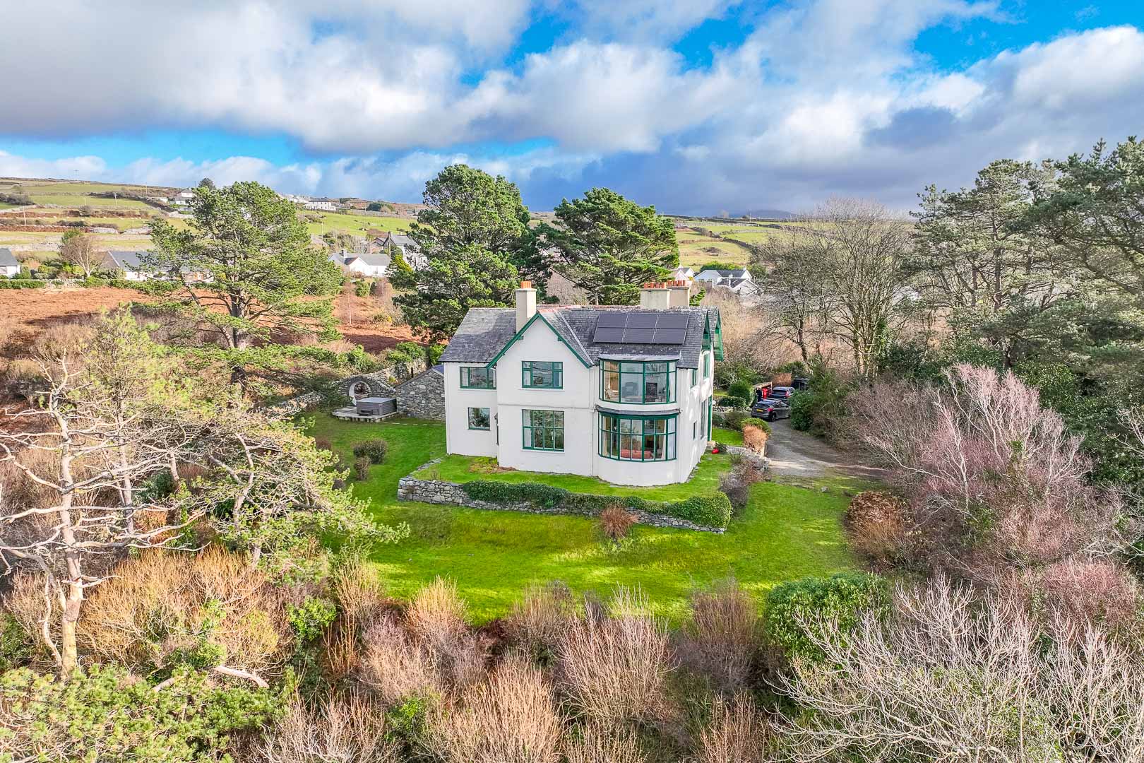 UNIQUE HOLIDAY COTTAGE WITH STUNNING VIEWS OVER CARDIGAN BAY | LLYS-TANWG