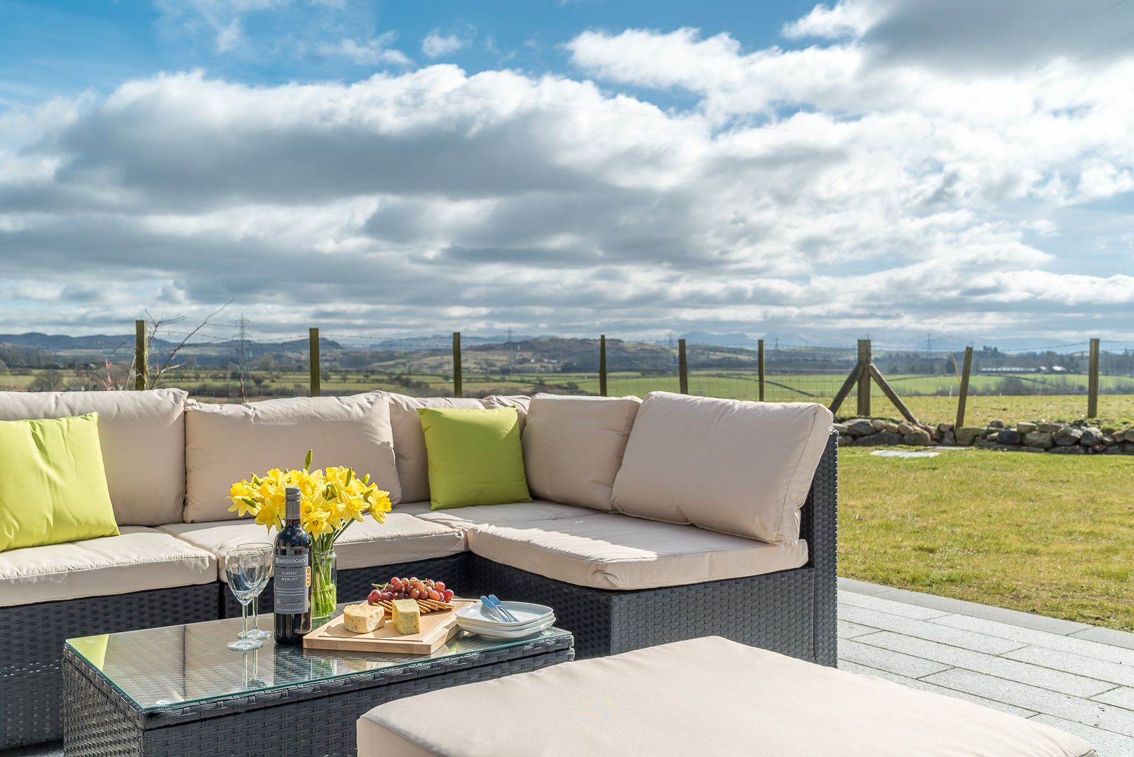 Portmeirion voucher and prosecco at holiday cottage North Wales Dioni