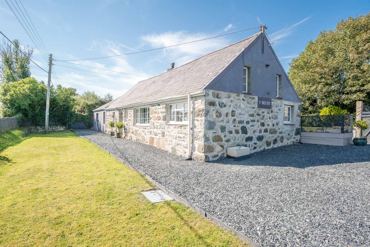 Discount and bubbly at pet friendly holiday cottage on the Pen Llyn