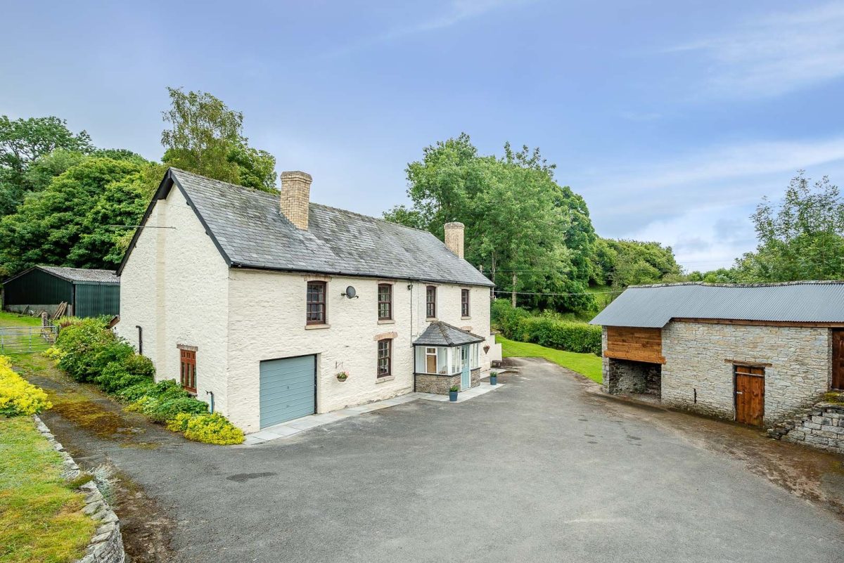LARGE FOUR BEDROOM COTTAGE ON OFFAS DYKE NEAR HAY ON WYE | DERW-OFFA
