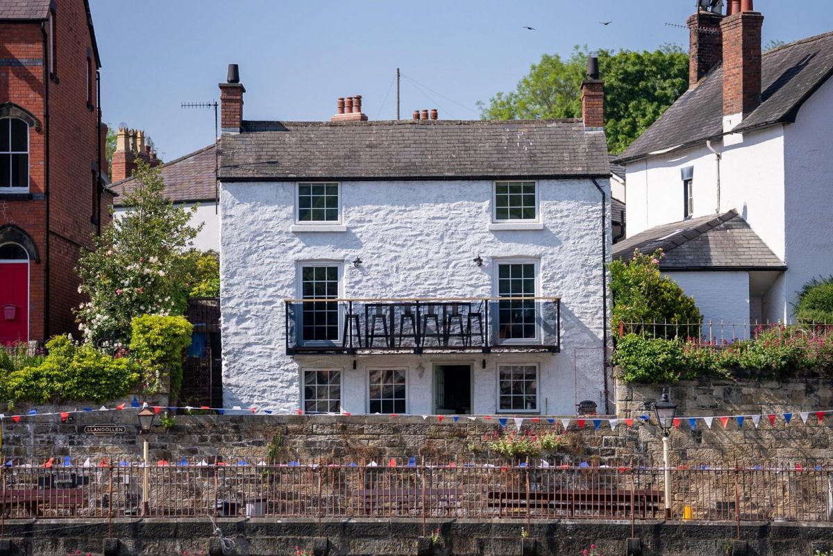 STUNNING HOUSE OVERLOOKING THE RIVER IN LLANGOLLEN | BWTHYN-DYFRDWY
