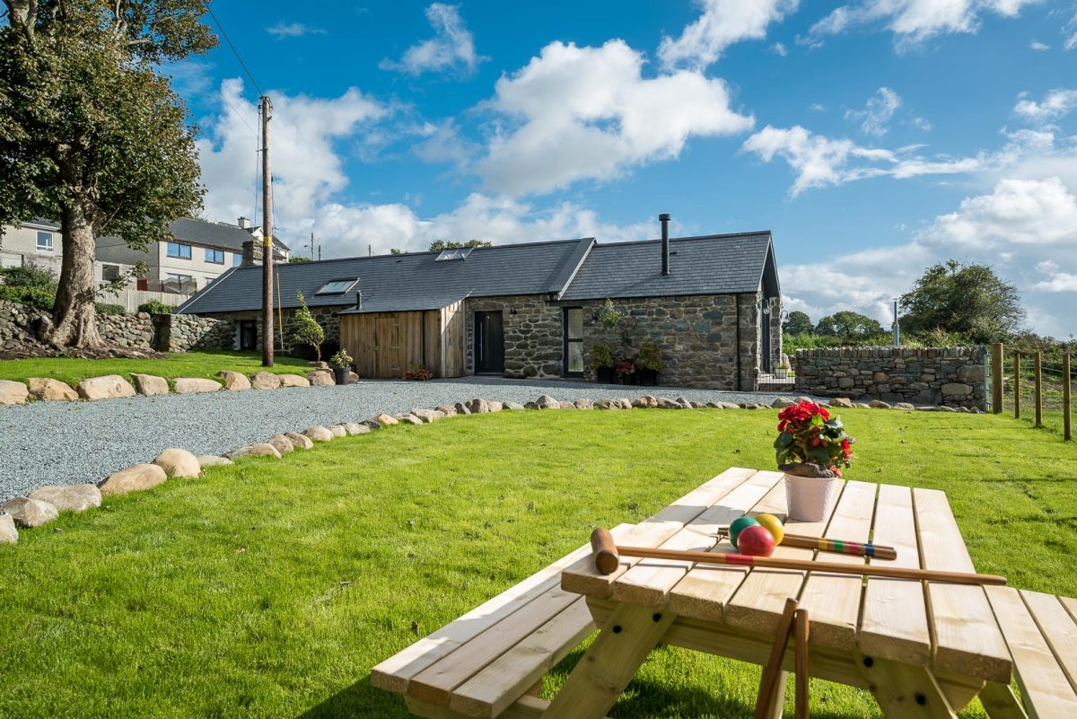 LUXURY TWO BEDROOM HOLIDAY COTTAGE WITH HOT TUB AND SEA VIEWS | Y-DDOL
