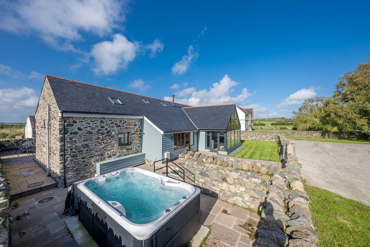 STUNNING SPACIOUS PROPERTY IN ANGLESEY WITH A HOT TUB | TYDDYN HENDRE