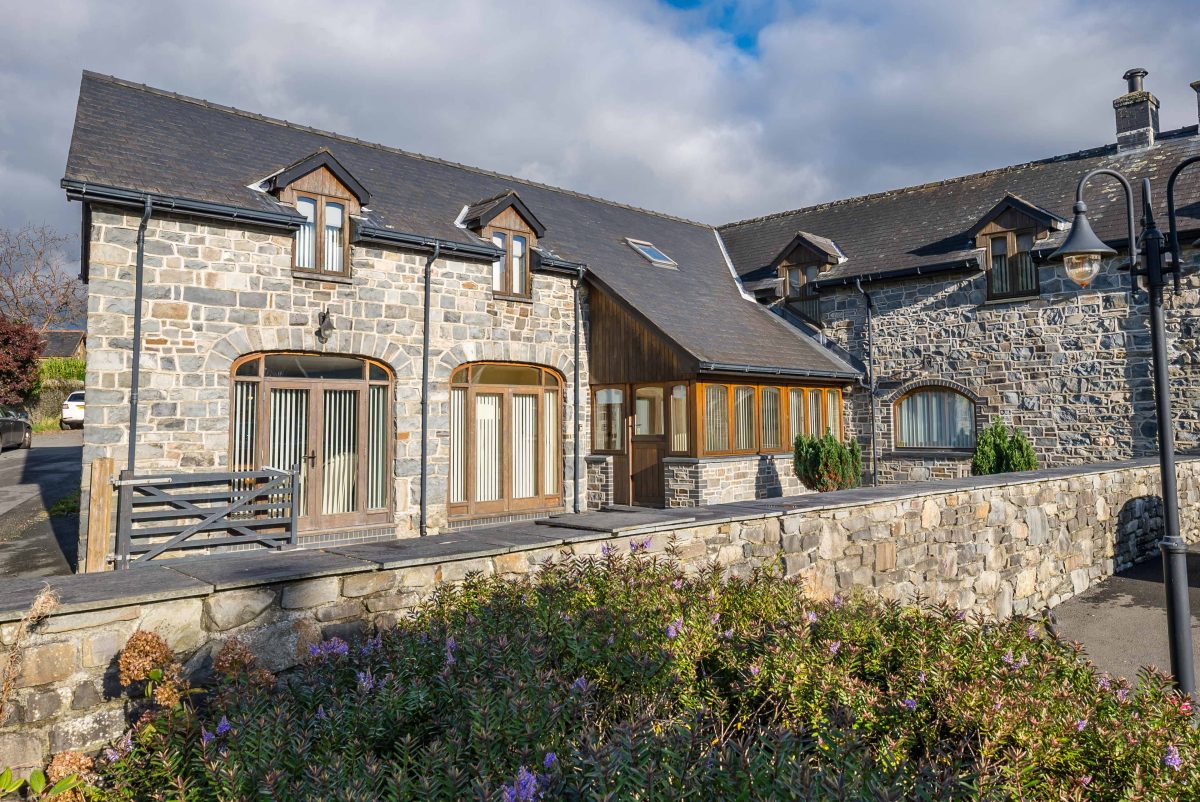 Book a Valentine’s stay at Yr Hen Ty Coets and enjoy a free bottle of prosecco and a luxury welcome hamper filled with local produce. A perfect romantic escape!