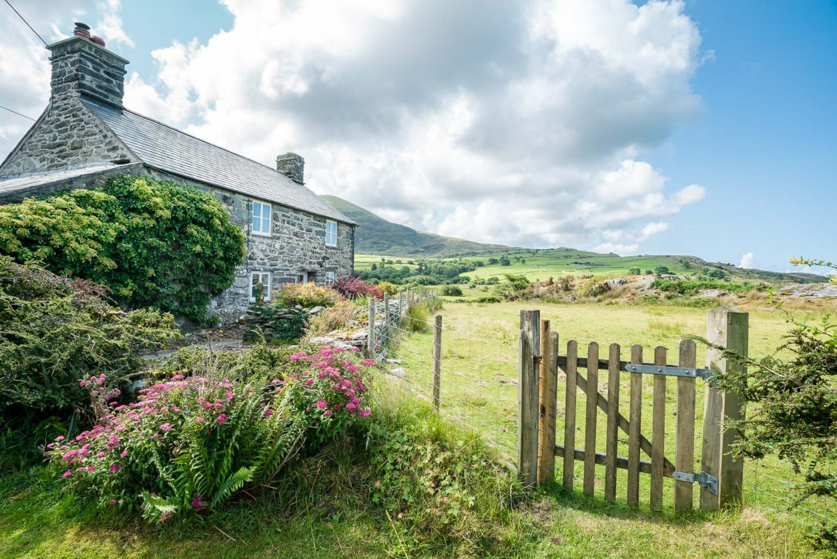 Rural retreat in the mountains with far reaching views—get 15% off all new June bookings at Pwll-Y-March, your Snowdonia escape.

